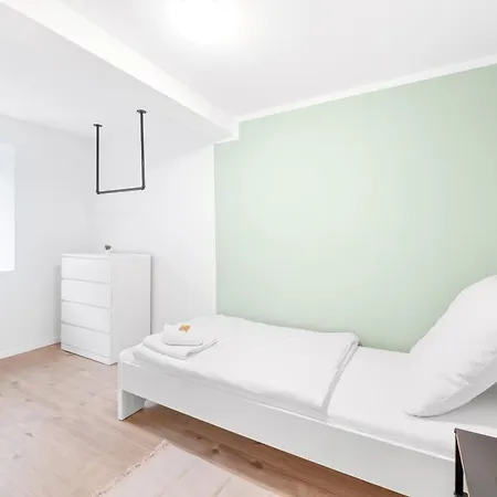 Moderne Monteurwohnungen In Zentrum Kitchen, Wifi, Smart Tv Nuertingen