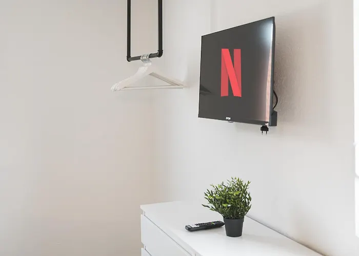 Moderne Monteurwohnungen In Zentrum Kitchen, Wifi, Smart Tv דירה