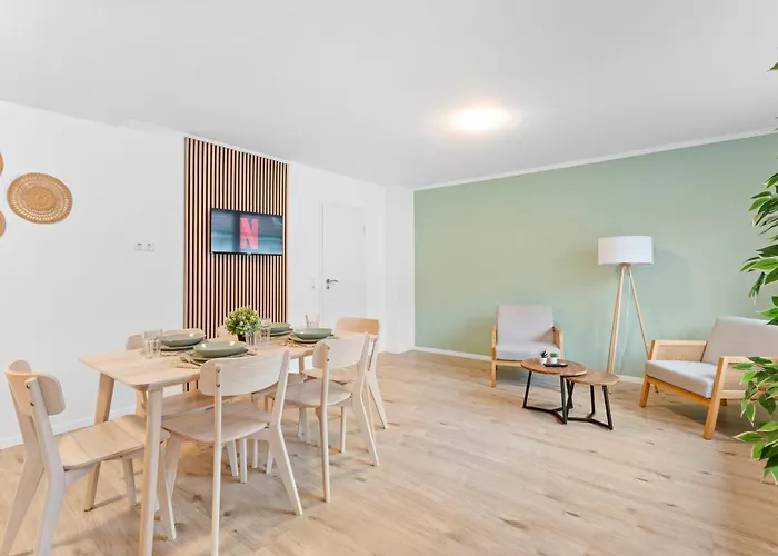 Moderne Monteurwohnungen In Zentrum Kitchen, Wifi, Smart Tv דירה