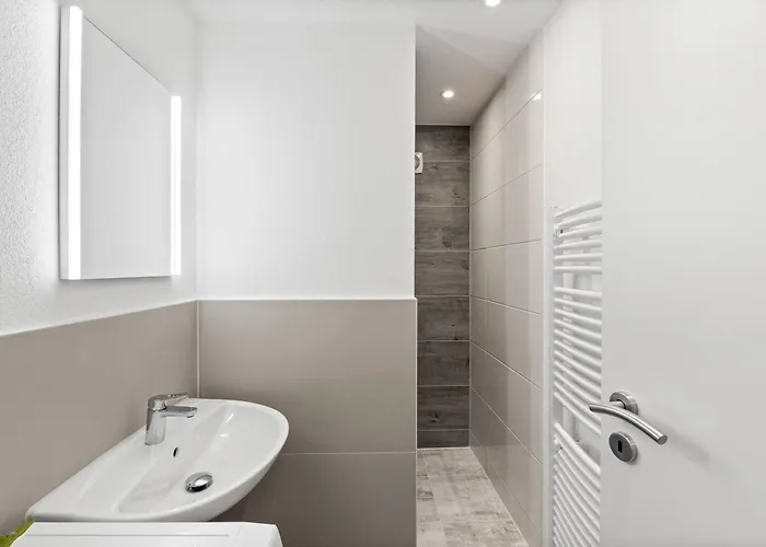 Moderne Monteurwohnungen In Zentrum Kitchen, Wifi, Smart Tv דירה